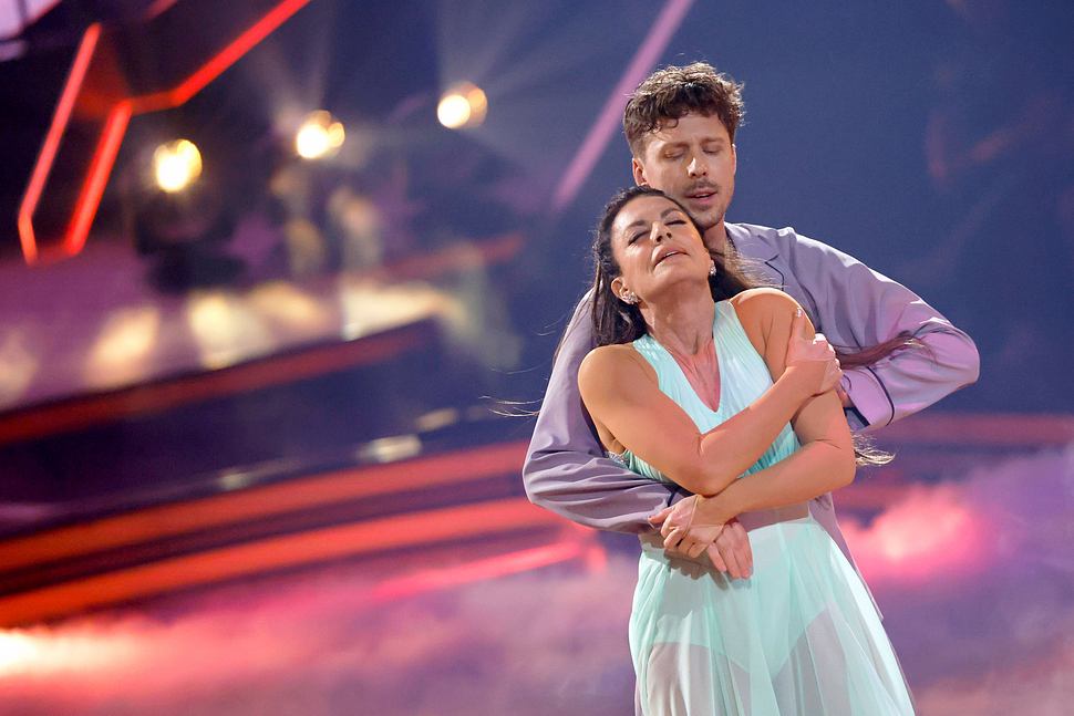 Christine Neubauer steht mit Valentin Lusin auf der Lets Dance-Bühne - etwas, das sich nun wiederholen könnte - Foto:  IMAGO / Panama Pictures