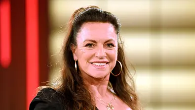 Christine Neubauer strahlt im schwarzen Oberteil - Foto:  IMAGO / Future Image