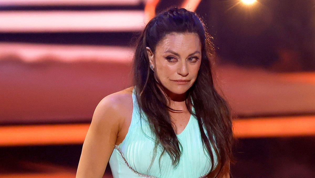 Christine Neubauer: Lebenszeichen nach Let's Dance Christine Neubauer steht ganz geknickt und verweint auf dem Parkett bei Let's Dance.