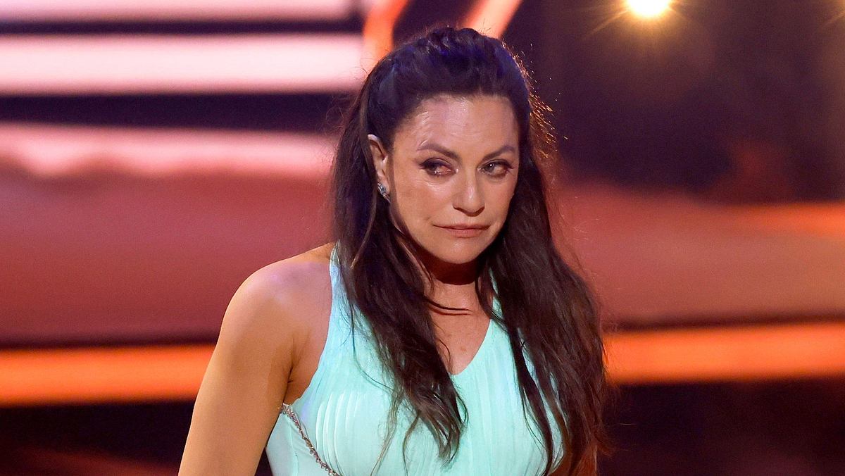 Christine Neubauer: Lebenszeichen nach Let's Dance Christine Neubauer steht ganz geknickt und verweint auf dem Parkett bei Let's Dance.