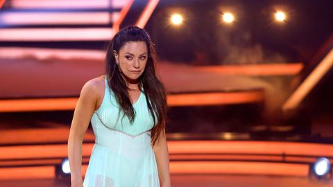 Christine Neubauer steht ganz geknickt und verweint auf dem Parkett bei Lets Dance. - Foto:  IMAGO / Panama Pictures