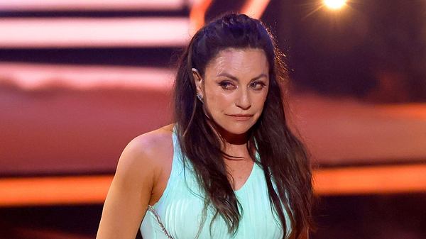 Christine Neubauer steht ganz geknickt und verweint auf dem Parkett bei Lets Dance. - Foto:  IMAGO / Panama Pictures