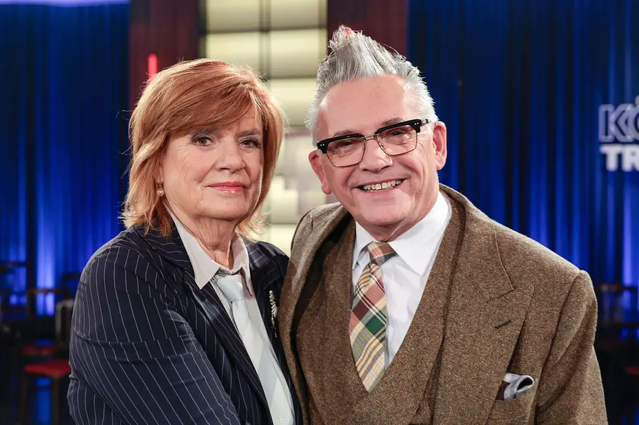 Christine Westermann und Götz Alsmann Christine Westermann und Götz Alsmann stehen in Anzügen und Krawatten nebeneinander vor blauen Vorhängen.