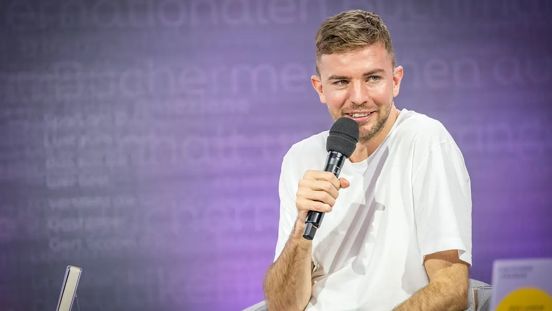 Christoph Kramer ist hier auf der Literaturbühne von ARD und ZDF auf der Leipziger Buchmesse 2025 an Tag 3 zu sehen und stellt sein erstes Buch vor. - Foto: IMAGO / Christian Grube