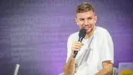 Christoph Kramer ist hier auf der Literaturbühne von ARD und ZDF auf der Leipziger Buchmesse 2025 an Tag 3 zu sehen und stellt sein erstes Buch vor. - Foto: IMAGO / Christian Grube Christoph Kramer ist hier auf der Literaturbühne von ARD und ZDF auf der Leipziger Buchmesse 2025 an Tag 3 zu sehen und stellt sein erstes Buch vor. - Foto: IMAGO / Christian Grube