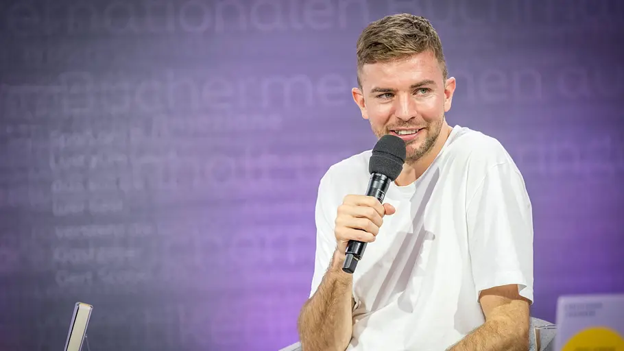 Christoph Kramer auf der Literaturbühne von ARD und ZDF Leipziger Buchmesse 2025 Tag 3 Christoph Kramer ist hier auf der Literaturbühne von ARD und ZDF auf der Leipziger Buchmesse 2025 an Tag 3 zu sehen und stellt sein erstes Buch vor.