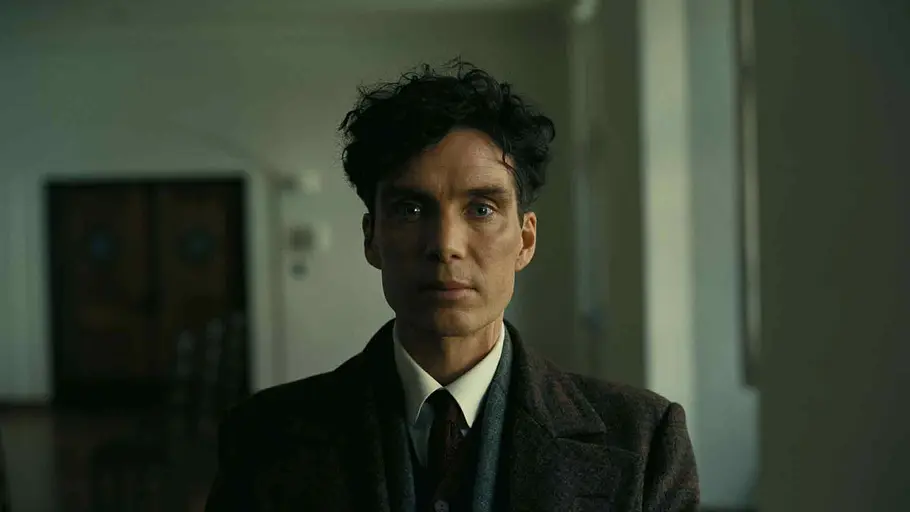 Cillian Murphy als junger Oppenheimer. Er starrt ins nichts.