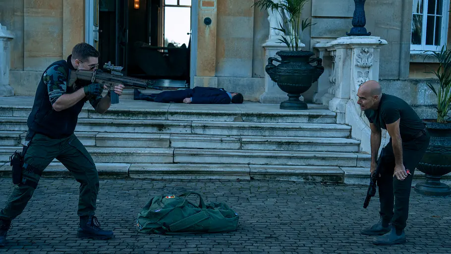 „Citadel“ Staffel 2 Jack Reynor (James Hutch) und Stanely Tucci (Bernard Orlick) in „Citadel“ Staffel 2.
