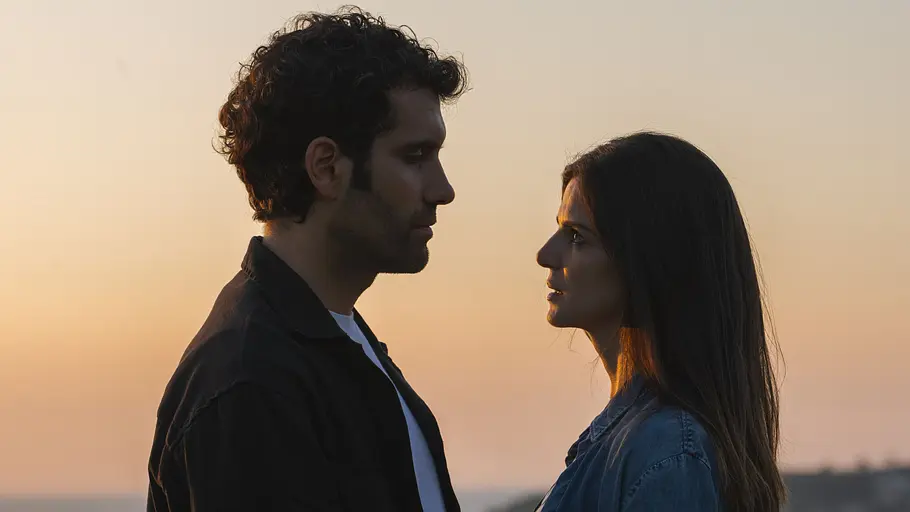 Tamar Novas als Daniel und Clara Lago als Ana in der Serie „Clans“.