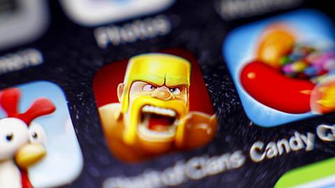 Man sieht auf einem Handy drei Apps: Hay Day, Clash of Clans und Candy Crush. - Foto: IMAGO / xim.gs