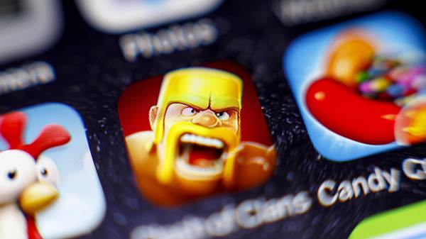 Man sieht auf einem Handy drei Apps: Hay Day, Clash of Clans und Candy Crush. - Foto: IMAGO / xim.gs