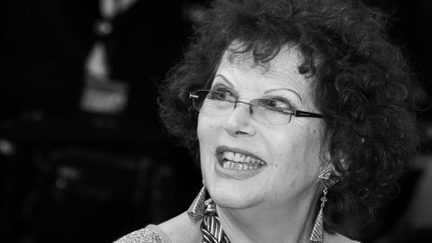 Claudia Cardinale trägt eine Brille und guckt zur Seite. - Foto:  IMAGO / ABACAPRESS