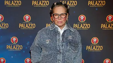 Claudia Effenberg schaut ernst vor einer Fotowand. - Foto: IMAGO / BREUEL-BILD Claudia Effenberg schaut ernst vor einer Fotowand. - Foto: IMAGO / BREUEL-BILD