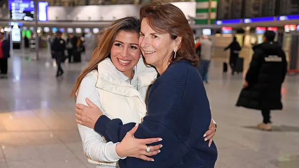 Eva Benetatou und Claudia Obert bei der Abreise zur RTL-Sendung Ich bin ein Star Holt mich hier raus. Dschungelcamp 2026 am Flughafen Frankfurt.  - Foto: IMAGO / BOBO