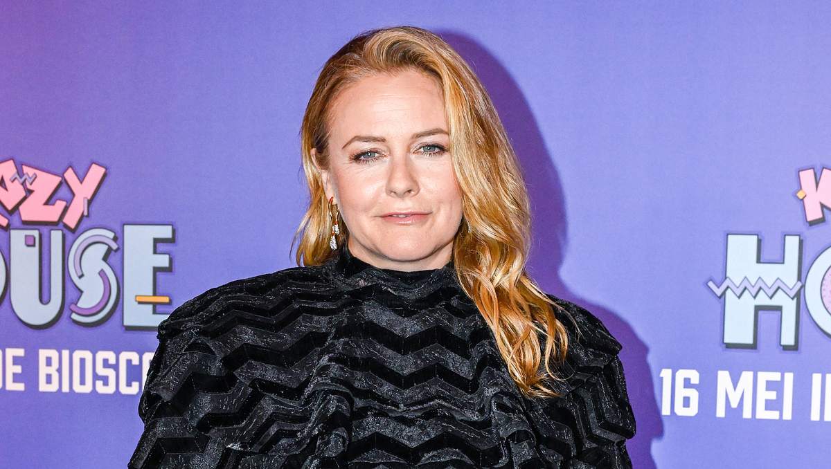 Alicia Silverstone lächelt auf dem roten Teppich in die Kamera!