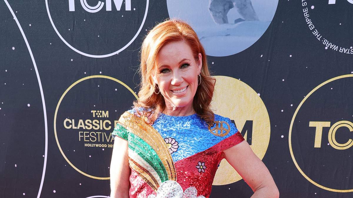 Elisa Donovan schaut lächelnd in die Kamera!