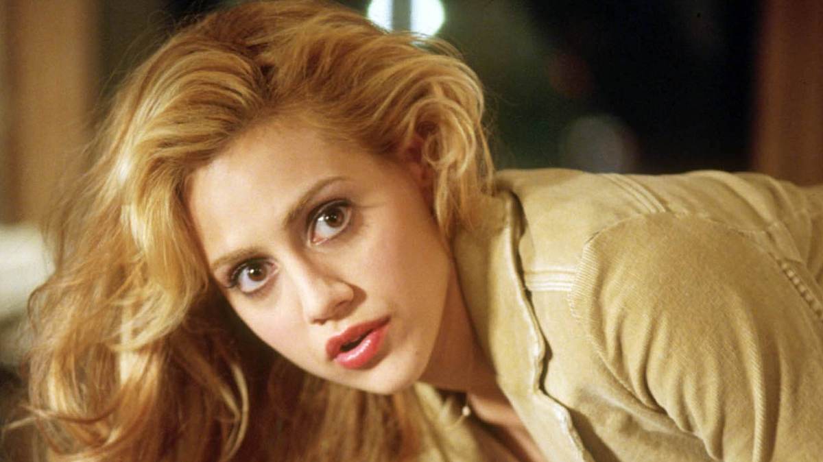 Brittany Murphy schaut ernst in die Kamera!