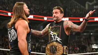 CM Punk hebt im Ring fragend die Arme. - Foto: TMDB