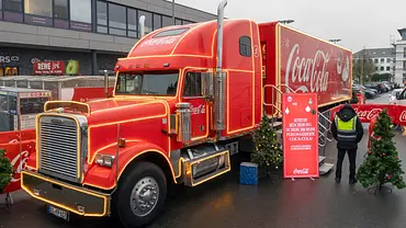 Der COCA-COLA-Weihnachtstruck macht am Dienstag, dem 25. November Halt vor der REWE - Foto: IMAGO / Funke Foto Services