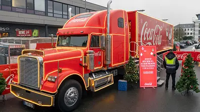 Der COCA-COLA-Weihnachtstruck macht am Dienstag, dem 25. November Halt vor der REWE - Foto: IMAGO / Funke Foto Services