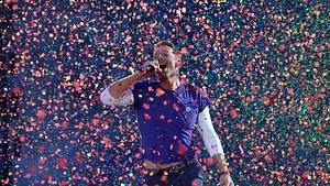 Coldplay-Sänger Chris Martin performt auf der Bühne umgeben von einem Meer aus Konfetti - Foto:  IMAGO / UPI Photo