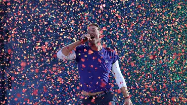 Coldplay-Sänger Chris Martin performt auf der Bühne umgeben von einem Meer aus Konfetti - Foto:  IMAGO / UPI Photo