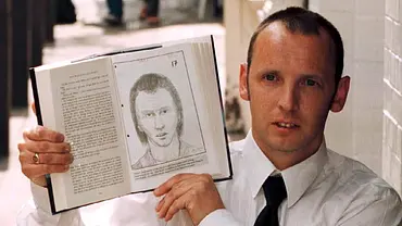 Colin Stagg hält im Jahr 1999 die Phantomzeichnung des Mörders von Rachel Nickell in die Kamera, die ihm fast zum Verhängnis geworden wäre.  - Foto: IMAGO / Avalon.Red