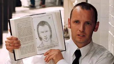 Colin Stagg hält im Jahr 1999 die Phantomzeichnung des Mörders von Rachel Nickell in die Kamera, die ihm fast zum Verhängnis geworden wäre. - Foto: IMAGO / Avalon.Red Colin Stagg hält im Jahr 1999 die Phantomzeichnung des Mörders von Rachel Nickell in die Kamera, die ihm fast zum Verhängnis geworden wäre. - Foto: IMAGO / Avalon.Red