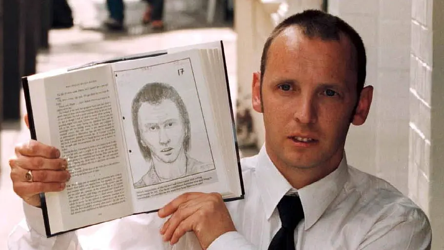 Colin Stagg hält im Jahr 1999 die Phantomzeichnung des Mörders von Rachel Nickell in die Kamera, die ihm fast zum Verhängnis geworden wäre. 