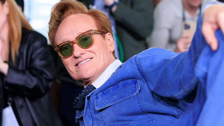 Moderiert die Oscars: Conan O'Brien. Conan O'Brien im blauen Anzug und Sonnenbrille vor den Oscars.