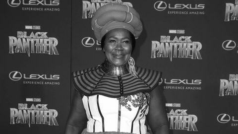 „Black Panther“-Schauspielerin Connie Chiume lächelt in die Kamera - Foto: IMAGO / Newscom / AdMedia