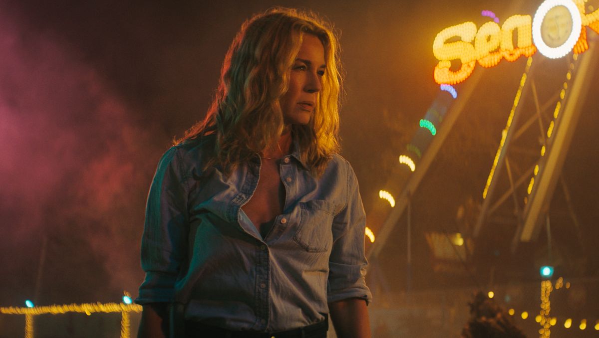 Connie Nielsen in einer packenden Actionszene aus ‚Nobody 2‘: Als Becca rettet sie Hutchs Leben – schmutzig, rauchgeschwärzt und mit einem gnadenlosen Killerblick.
