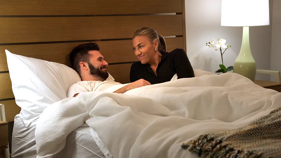 Connor Spies und Brianna McNees liegen bei Love is Blind im Bett und lächeln sich an!