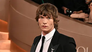Connor Storrie im Anzug auf dem roten Teppich. - Foto: IMAGO / Future Image
