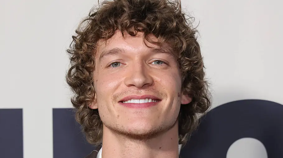 Connor Storrie hat mit „Heated Rivalry“ seine erste große Rolle. Connor Storrie bei einem Red-Carpet-Event.