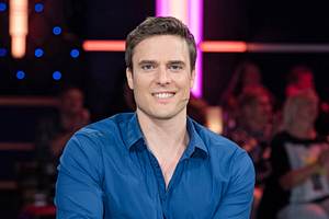 Tagesschau-Sprecher Constantin Schreiber lächelt bei einer Aufzeichnung der Talkshow „Riverboat“ in die Kamera. - Foto:  IMAGO / STAR-MEDIA