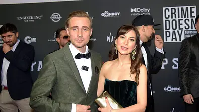 Constantin von Jascheroff und Didem Ercin stehen auf einem roten Teppich. Hinter ihnen sind einige Personen.  - Foto: IMAGO / Future Image