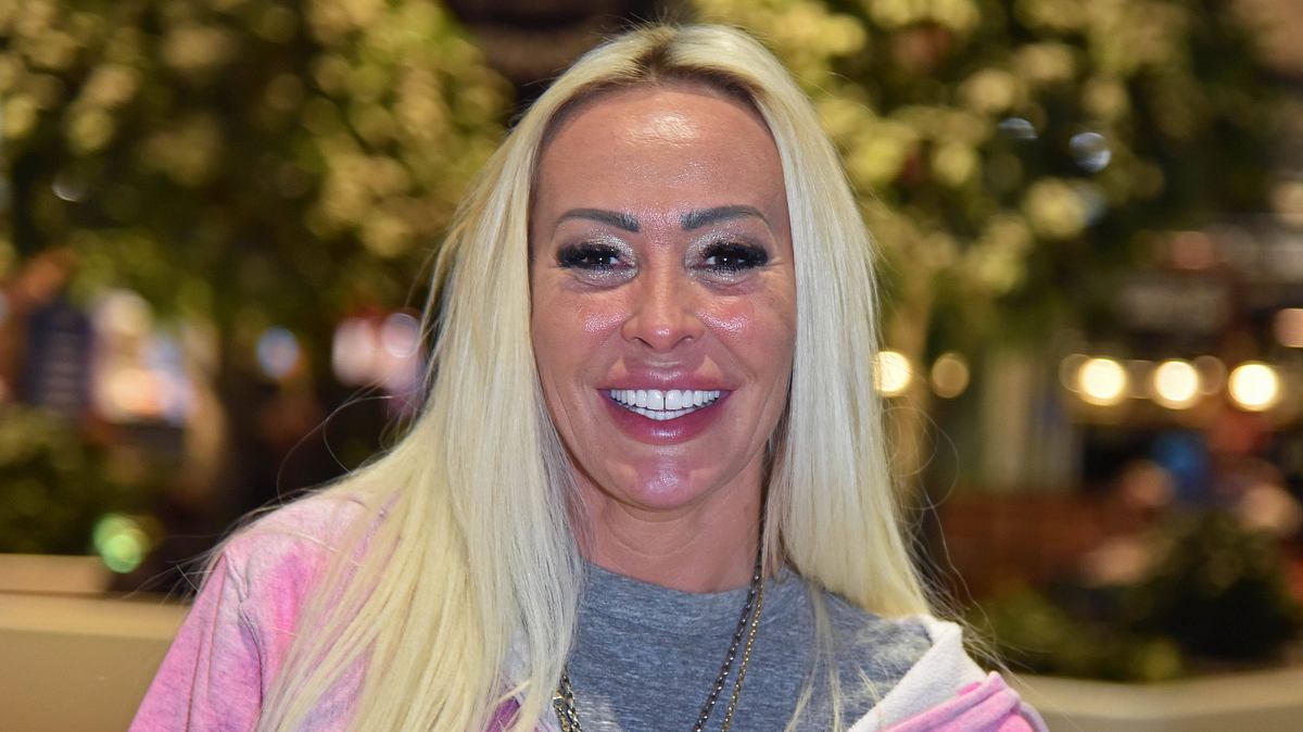 Cora Schumacher lächelt in die Kamera