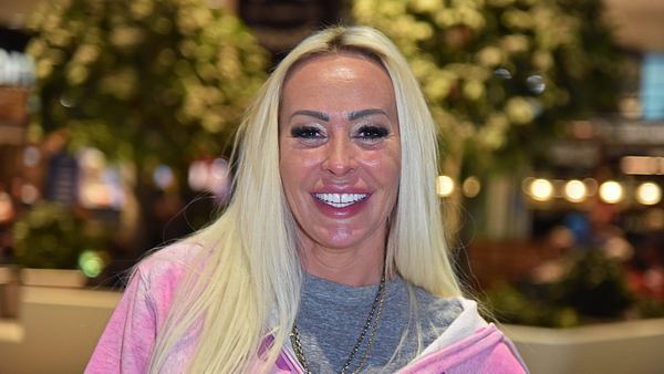 Cora Schumacher lächelt in die Kamera - Foto: IMAGO / Gartner