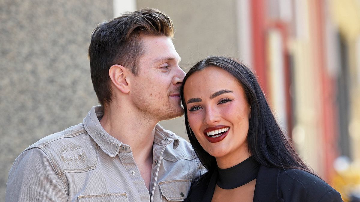 Tommy Pedroni küsst Paulina Ljubas am Kopf, sie lächelt