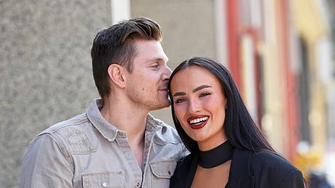 Tommy Pedroni küsst Paulina Ljubas am Kopf, sie lächelt - Foto:  IMAGO / Gartner