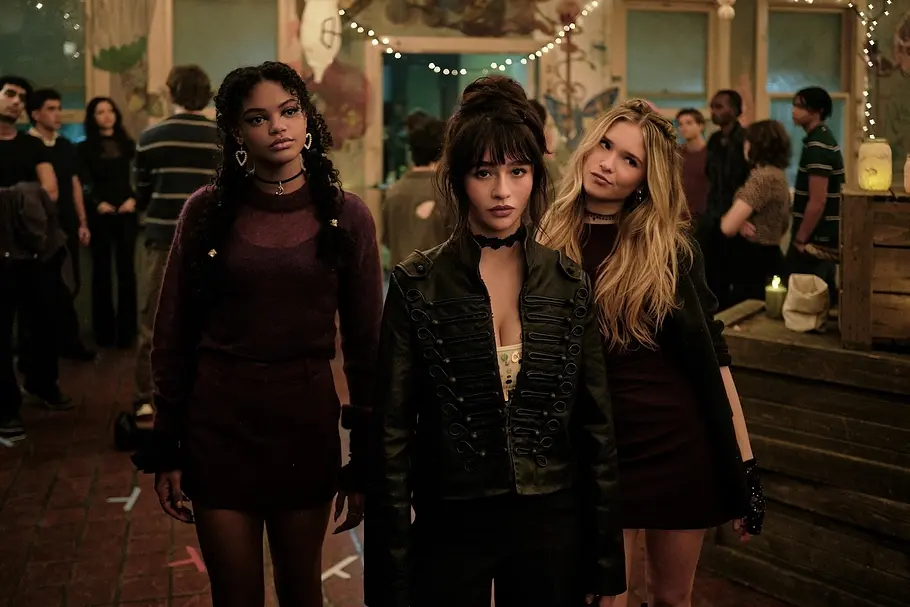 „Coven Academy“ Szenenbild zeigt Charaktere aus der neuen Disney-Serie „Coven Academy“.