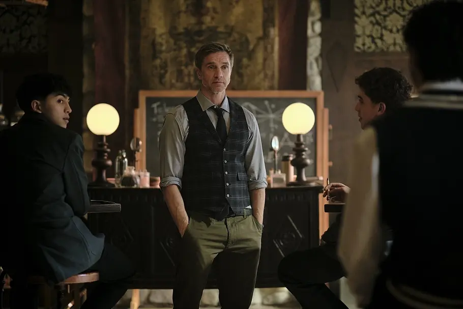 „Coven Academy“ Szenenbild zeigt Charaktere aus der neuen Disney-Serie „Coven Academy“.