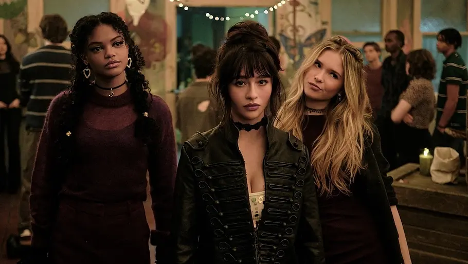 „Coven Academy“ Jordan Leftwich, Malina Weissman und Ora Duplass in „Coven Academy“.
