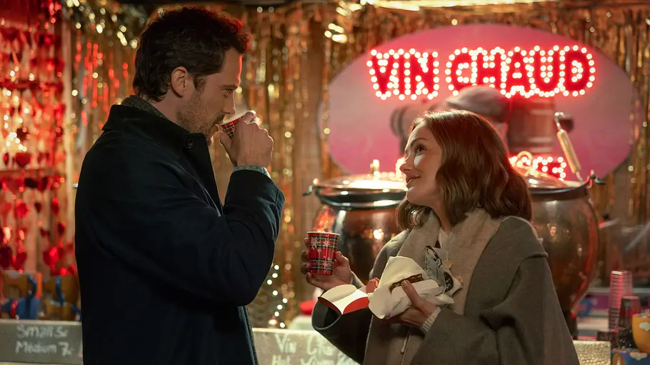 Tom Wozniczka als Henri Cassell und Minka Kelly als Sydney Price in „Champagne Problems“.