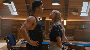Samuel Braun als Josh Regis und Miku Martineau als Teagan in „Crew Girl“. - Foto: Courtesy of Netflix © 2026 Samuel Braun als Josh Regis und Miku Martineau als Teagan in „Crew Girl“. - Foto: Courtesy of Netflix © 2026