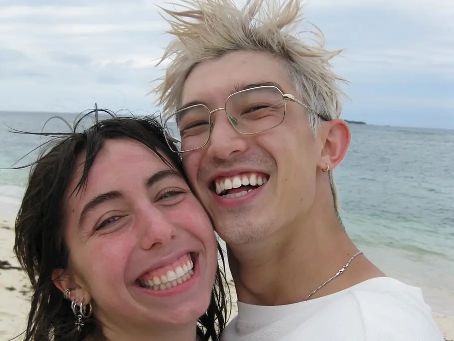 Crew Girl-Darsteller privat: Alter, Insta, Beziehungsstatus Szenenbild aus Crew Girl auf Netflix. Connor Wongs „Crew Girl“-Rolle als Perry Chou, privat hier mit seiner Freundin.