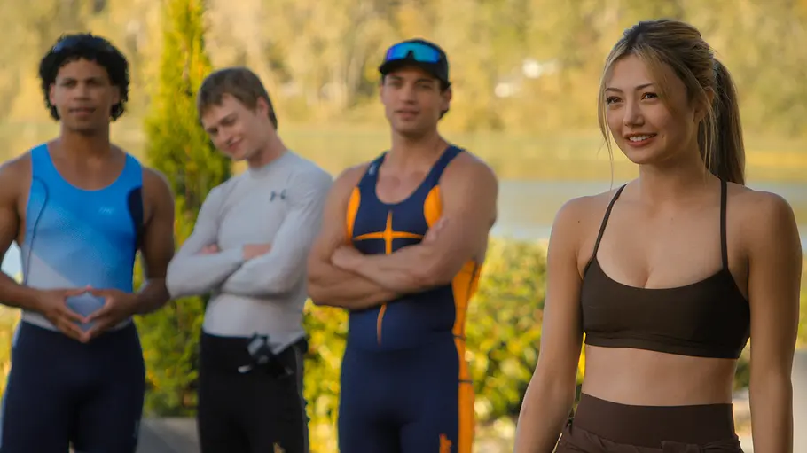 In „Crew Girl“ muss sich Teagan in einem Männer-Ruderteam durchsetzen. Teagan im Vordergrund, im Hintergrund stehen drei Männer.