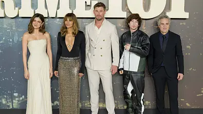 Monica Barbaro, Halle Berry, Chris Hemsworth, Barry Keoghan und Mark Ruffalo posieren für die Kameras. - Foto: IMAGO / News Licensing