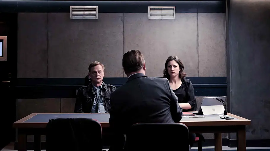 Zwei Personen werden in„Criminal: Deutschland“  von der Polizei verhört.
